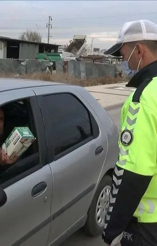 Aksaray'da pes dedirten olay! Maskesiz yakalanan sürücü polis memuruna maske ikram etti