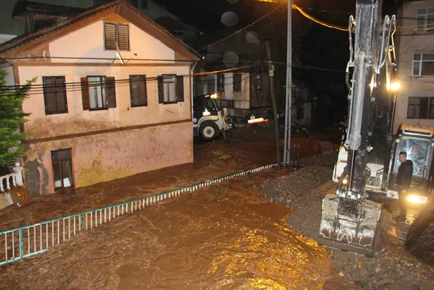 Son dakika: Trabzon ve Rize'yi sel vurdu! Meteoroloji'den Doğu Karadeniz için sel uyarısı geldi-12