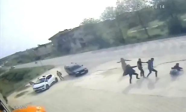 Kocaeli'nin Kandıra ilçesinde bir tuhaf olay! Sakince araçlarını park edip yumruk yumruğa kavga ettiler-4