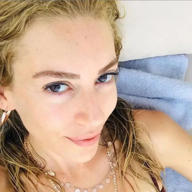 Demet Şener tatil sezonunu açtı: Şezlongta ilk poz geldi! 48’lik Demet cesaretini konuşturdu - 24