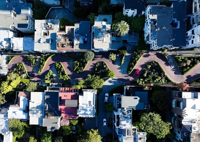 dunyanin-en-virajli-sokagi-havadan-goruntulendi-turist-akinina-ugruyor-1777449966787.jpg Dünyanın en virajlı sokağı havadan görüntülendi: Turist akınına uğruyor-8