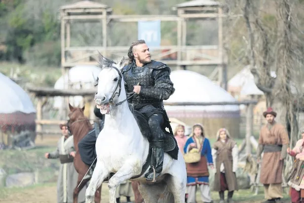 kurulus-osmanin-kongari-burak-celik-ile-vikings-dizisinin-ragnari-arasinda-kiyasiya-rekabet-1589061775629.jpeg Kuruluş Osman'ın 'Kongar'ı Burak Çelik ile 'Vikings' dizisinin 'Ragnar'ı arasında kıyasıya rekabet-1