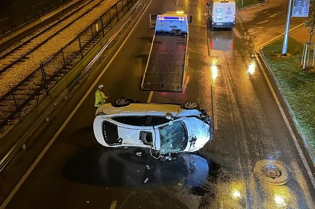 Bursa'da kontrolden çıkan araç yan yattı: 2 yaralı