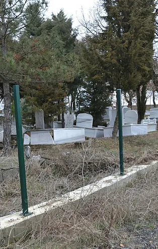 Mezarlık demirlerini çalan hırsızlara muhtardan tepki: “Diriye saygıları yok ki ölüye saygıları kalsın, yazık olsun”
