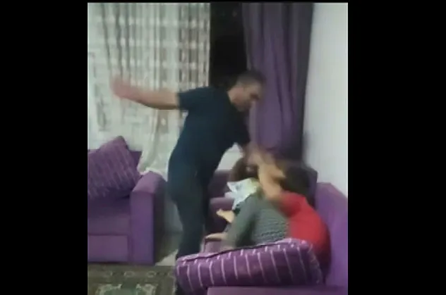 Çocuklarını acımasızca dövdü, sosyal medyada canlı yayınladı! Mersin'de cani baba dehşeti
