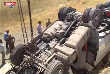 Şanlıurfa'da kum kamyonu devrildi: 2 yaralı