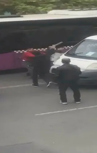 Yol verme kavgasında sopalarla saldırdılar