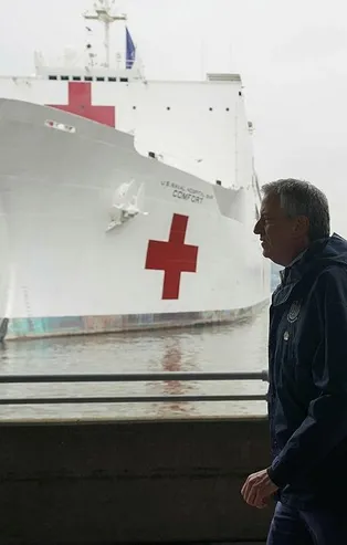 ABD'de sağlık sistemi çöktü: Koronayla mücadele için New York şehrine gönderilen USNS Comfort'ta sadece 20 hasta tedavi ediliyor!