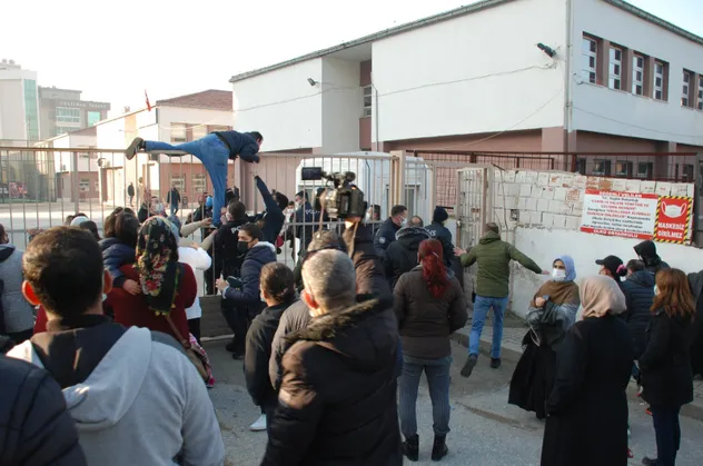 İzmir'de okulda taciz iddiası ortalığı karıştırdı! Veliler ayağa kalktı