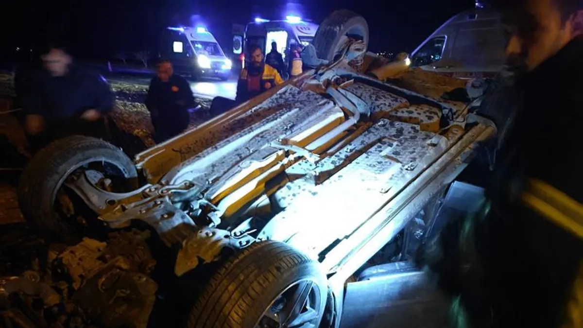 Gaziantep'te takla atarak yoldan çıkan araçtaki 3 kişi hayatını kaybetti
