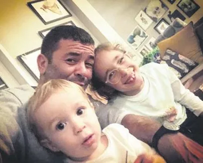 Bütün aile yine şen şakrak