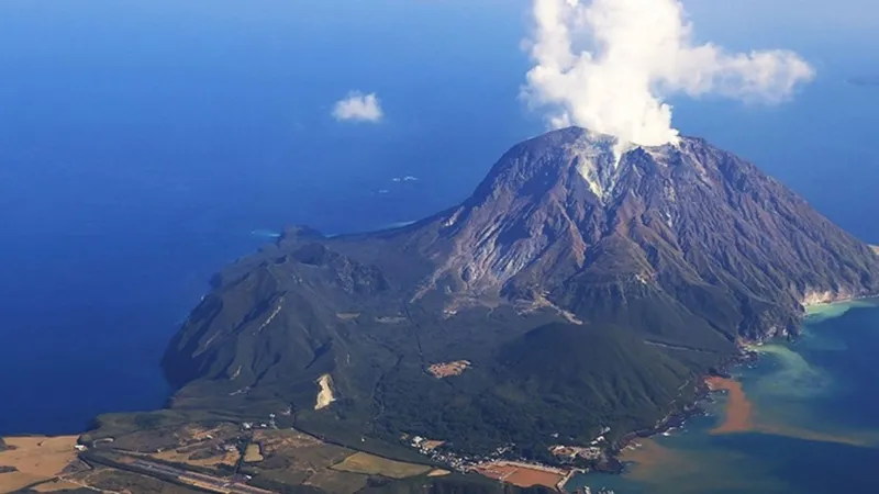 7-bin-yillik-sessizlik-bitti-dunyanin-en-tehlikeli-volkani-yeniden-aktif-1775915049612.jpg 7 bin yıllık sessizlik bitti: Dünyanın en tehlikeli volkanı yeniden aktif-5