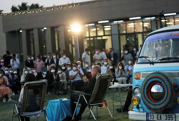 Başkan Recep Tayyip Erdoğan gençlerle buluştu: "Ah Yalan Dünya" türküsü ve "Kafama Sıkar Giderim" şarkısına eşlik etti-1