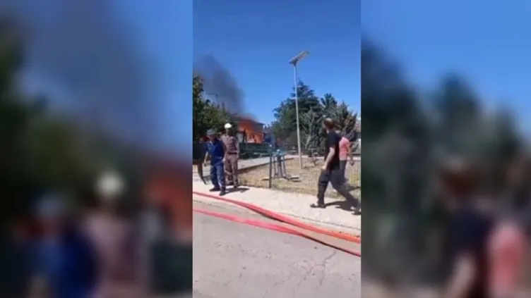 Ankara’da bir gecekondu alevlere teslim oldu