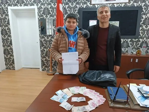 depremzedelerden-duygulandiran-davranis-aralarinda-para-toplayip-ogrencilere-biraktilar-1677046097728.jpg Depremzedelerden duygulandıran davranış: Aralarında para toplayıp öğrencilere bıraktılar!-2