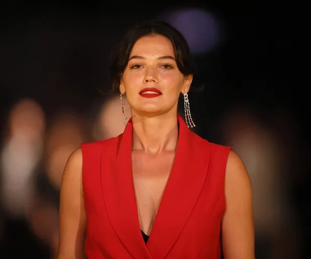 Altın Portakal'da 'kırmızı halı' şıklığı! Pınar Deniz ve Nilperi Şahinkaya'nın güzelliği geceye damga vurdu...-2