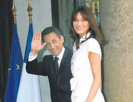 Sarkozy boyunu aştı