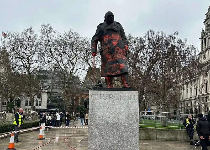 İngiltere'de Filistin eylemi! Churchill'in heykeline "Siyonist savaş suçlusu" yazıldı-4