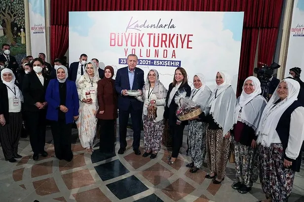 baskan-erdogandan-kadinlarla-buyuk-turkiye-yolunda-bulusmasinda-onemli-mesajlar-1635100762766.jpeg Başkan Erdoğan'dan ''Kadınlarla Büyük Türkiye Yolunda'' buluşmasında konuştu: Şiddete sıfır tolerans-8