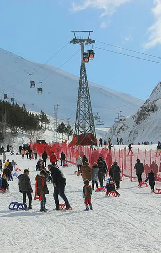 10 günde 300 bin kişi akın etti! Tatili fırsat bilen Palandöken'e koştu