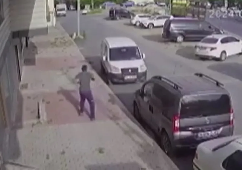 basaksehirde-facianin-esiginden-donuldu-el-frenini-cekmeyi-unutunca-olanlar-oldu-1714198673769.jpg Başakşehir'de facianın eşiğinden dönüldü: El frenini çekmeyi unutunca olanlar oldu-1