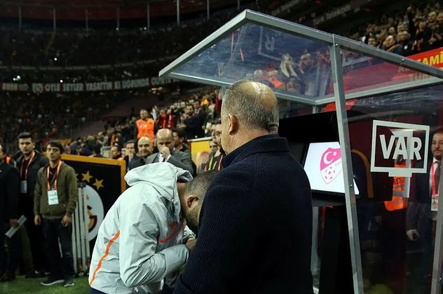 Türk Telekom Stadyumu'nda büyük buluşma! Arda Turan, Fatih Terim’in elini öptü
