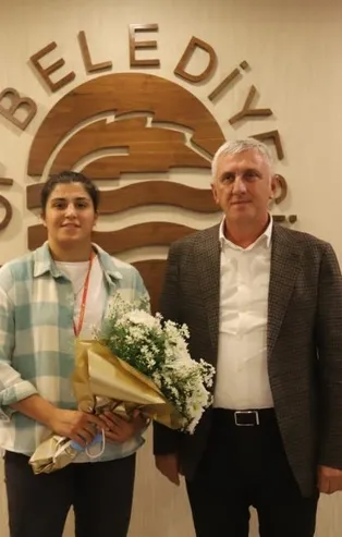 Olimpiyat şampiyonu milli boksör Busenaz Sürmeneli: "Sizi ağlatmaya devam edeceğim"