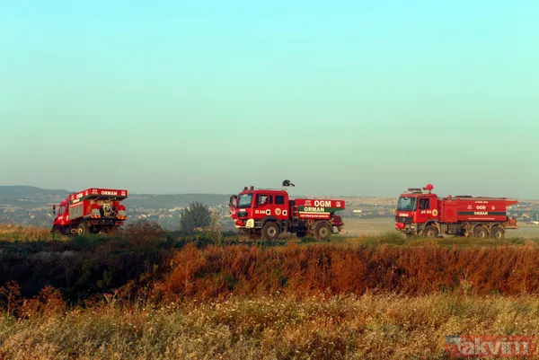 Uşak Havalimanı içerisindeki otluk alanda yangın: Olay yerinden görüntüler - 10
