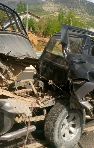 Araç hurdaya döndü! Sürücü sağ çıktı