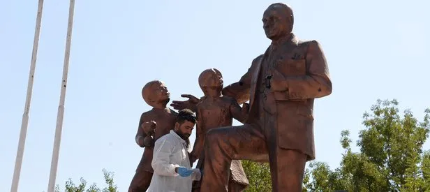 Diyarbakır’da Atatürk Anıtı’na saldıran şahıs yakalandı
