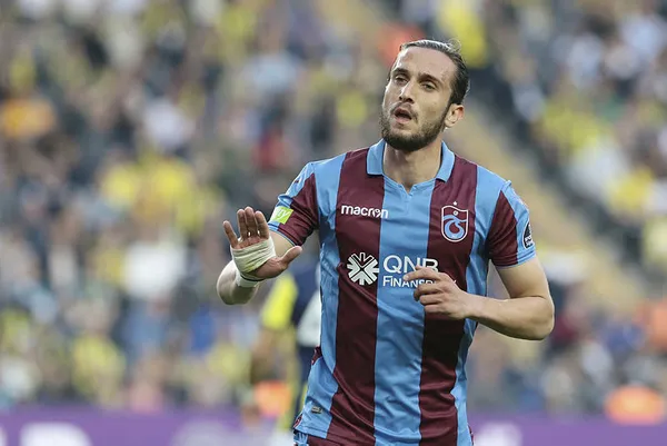 yusuf-yazici-trabzonspor-icin-yola-cikti-iste-ucaktan-ilk-fotograflar-1662110030623.jpg