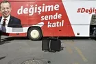 CHP'de Türkçe dersi! Özcan "Değişim" yürüyüşünü tamamladı ama otobüsteki yazım hatası gündemi salladı