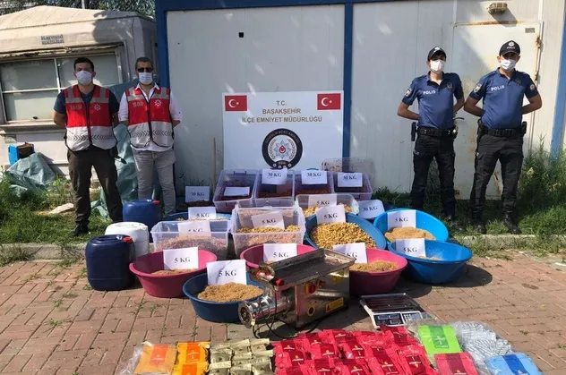 Son dakika: İstanbul Başakşehir’de yapılan operasyonda yüzlerce kilo kaçak nargile tütünü ele geçirildi! 5 şüpheli gözaltında