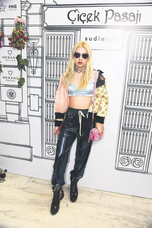 Mercedes Fashion Week'e ünlü akını! Aleyna Tilki, Şükrü Özyıldız, Özge Ulusoy, Ezgi Mola, Hazal Kaya, Edvina Sponza tarzlarıyla büyüledi-2