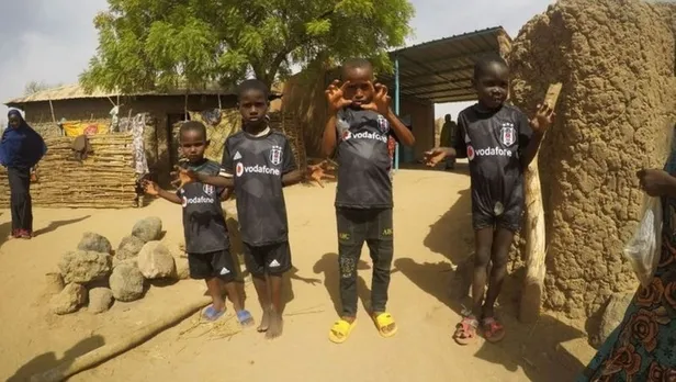 Nijer'de Beşiktaş köyü | Niamey'de yaşayan çocuklara Beşiktaş forması hediye edildi-1