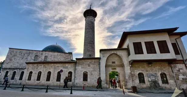 Depremde yıkılan camilerde belediyecilik farkı! AK Parti yaptı | CHP tabela astı