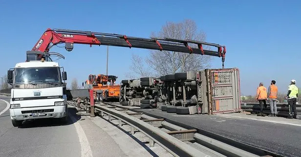 TEM’de tır devrildi! Trafik kilitlendi