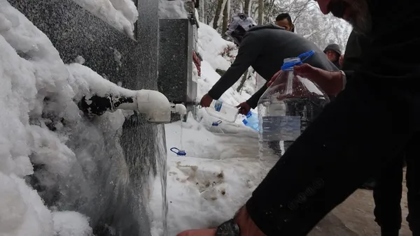 uludagda-ayi-suyu-icilir-mi-10-derecede-ayi-cesmesinden-su-icmek-icin-saatlerce-bekliyorlar-1644043882020.jpg Uludağ'da Ayı suyu içilir mi? -10 derecede Ayı çeşmesinden su içmek için saatlerce bekliyorlar-5