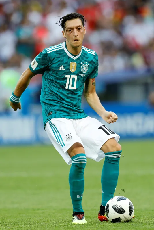 Alman holiganlar Mesut Özil'e saldırdı - 6