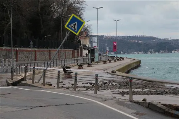 İstanbul'da sahil yolu çöktü! Yol trafiğe kapatıldı-2