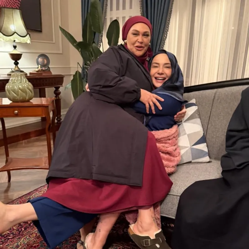 deniz-ugurdan-hulya-avsarla-set-paylasimi-kamera-arkasindaki-dogallik-bu-1771501844977.jpg Deniz Uğur’dan Hülya Avşar’la set paylaşımı: Kamera arkasındaki doğallık bu!-3