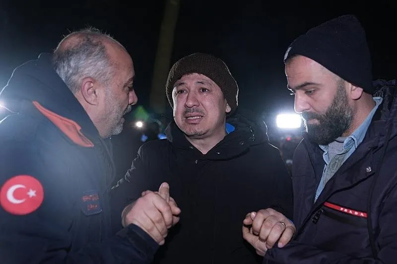 Eşi Sezer Gürel haberi alınca gözyaşlarına boğuldu. (AA)