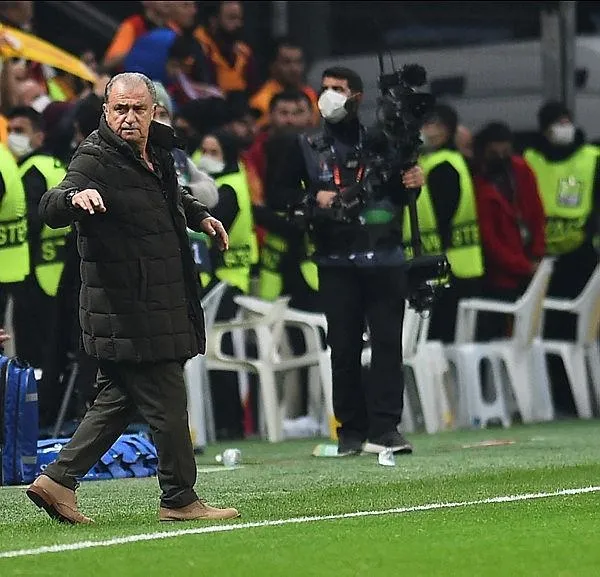 fatih-terimin-rotasyonu-galatasaray-taraftarini-cildirtti-1638225763567.jpeg Fatih Terim'in rotasyonu Galatasaray taraftarını çıldırttı-4