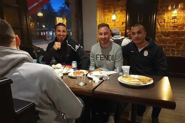 Zlatan Ibrahimovic iftar sofrasına oturdu! Tercihi o Türk yemeği oldu