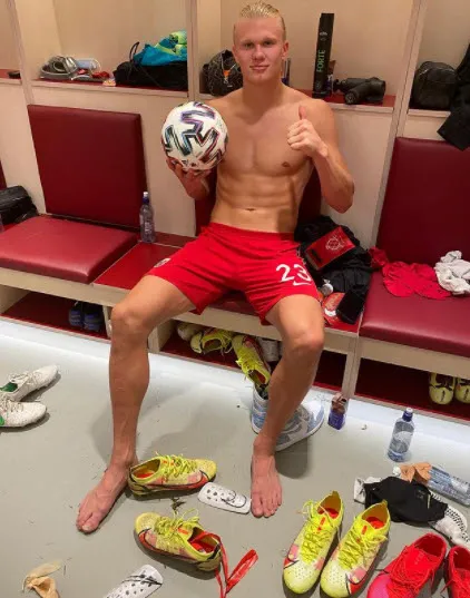 Erling Haaland için zor diye bir şey yok! Borussia Dortmund'un gol makinesi 3 tane topu üst üste dizdi sonrasında yapılmazı yaptı-9