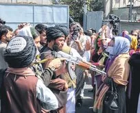 Kabil’de kadınlar, silahların gölgesinde Taliban’a karşı gösteri yaptı