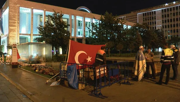 CHP'li Ekrem İmamoğlu tarafından işten atılan işçilerin İBB önündeki nöbeti 13. gününde-2