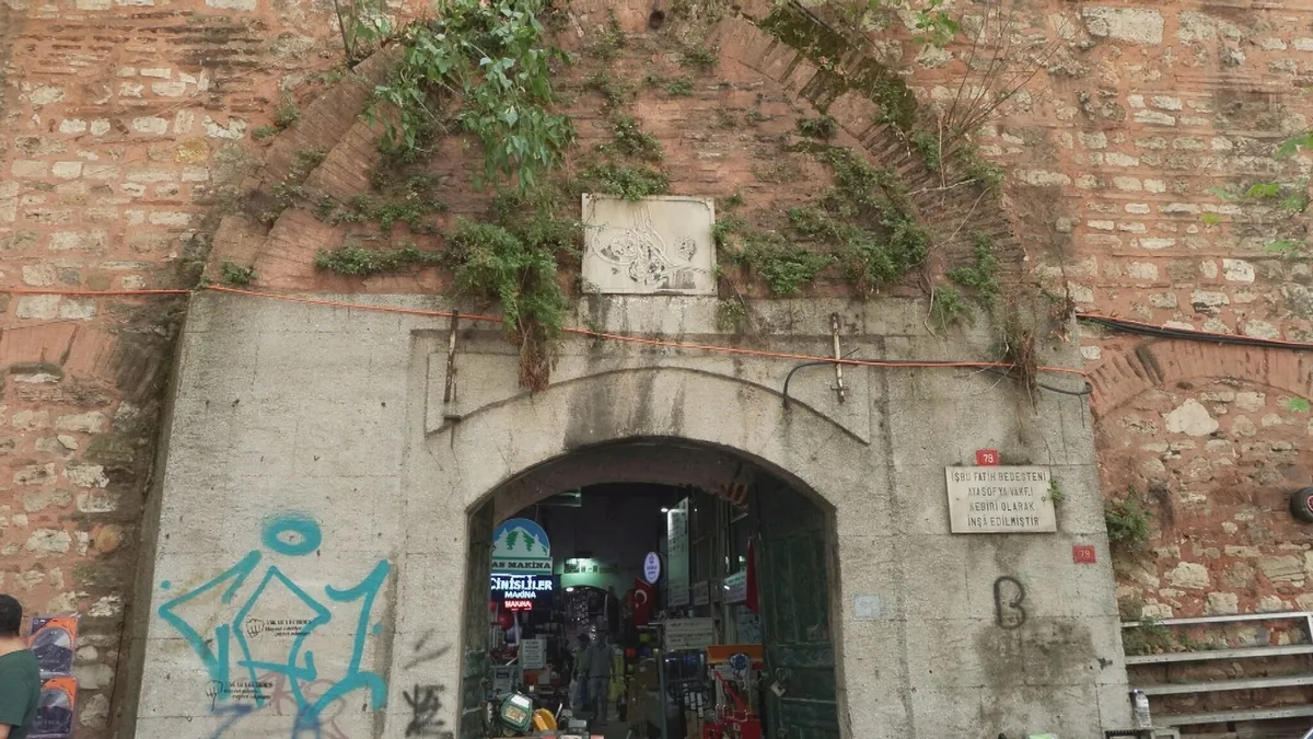 1788938039937.jpeg Galata Bedesteni'nin duvarlarına grafiti çizildi; 9 kubbeli yapı bakımsızlık ve vandalizmle yıpranıyor-4