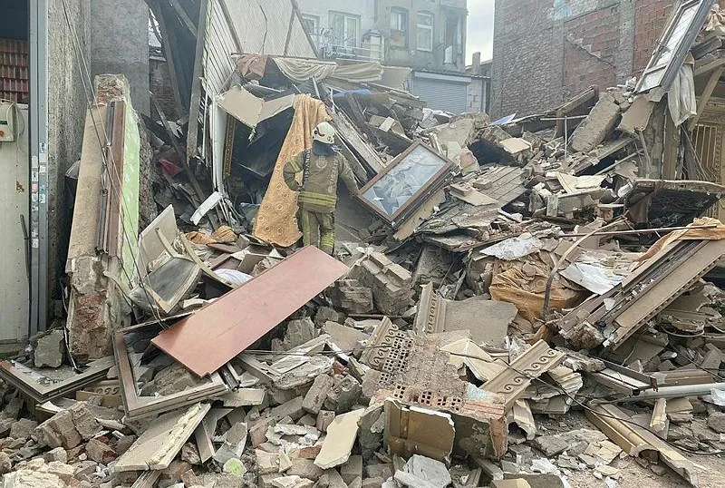 Fatih’te 2 katlı bina çöktü!