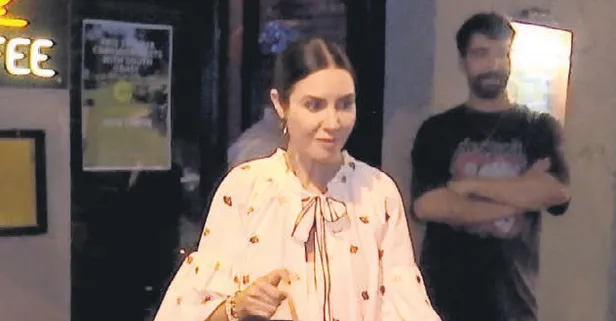 Ahu Yağtu bir erkek arkadaşı ile samimi şekilde eğlendi! Objektifleri görünce keyfi kaçtı